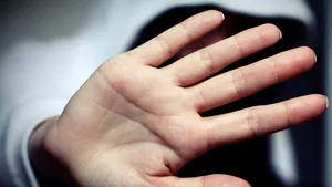 Copil de 11 ani, exploatat prin muncă de doi indivizi, cu acordul tatălui său/ Situaţia a fost descoperită de un consilier social