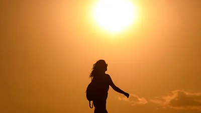 METEO Caniculă sâmbătă în toată țara. 16 județe, sub avertizare Cod portocaliu
