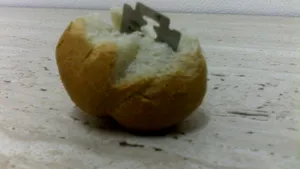 Lamă de ras, găsită de o elevă de clasa a III-a într-un corn primit la şcoală - FOTO