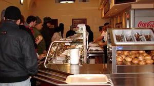 Afacerea pornită de Boc bate multinaţionalele la Cluj: supercantinele primăriei. 4 lei ciorba, 5 lei grătarul