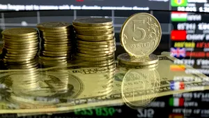 Războiul începe să usture buzunarele ruşilor: Rubla s-a prăbuşit luni cu aproape 30%, atingând un minim istoric faţă de dolarul american