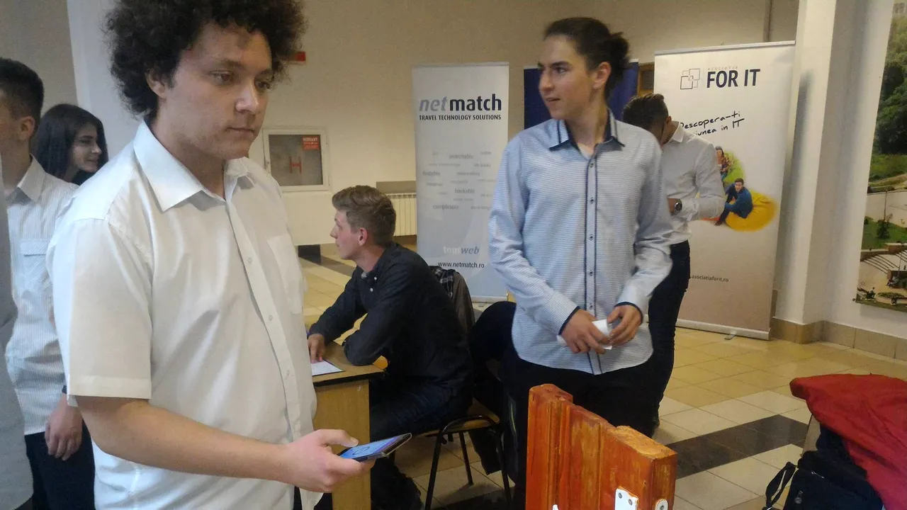 Aplicaţie pe telefonul mobil care deschide uşi şi înlocuieşte cheia, creată de elevi din Turda - GALERIE FOTO 