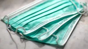 Statul New York, la un pas să renunţe la măştile purtate în spaţiile închise