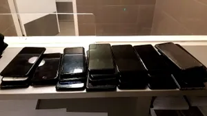 Român, arestat după ce a fost prins cu 30 de telefoane mobile ascunse în pantaloni după un concert rock la Amsterdam