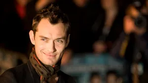 Actorul Jude Law a dat în judecată o companie producătoare de şemineuri