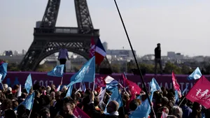 MAE avertizează cetăţenii români cu privire la prelungirea stării de urgenţă în Franţa