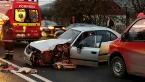 FOTO | Patru persoane rănite, printre care o fată de 13 ani, într-un accident în lanţ