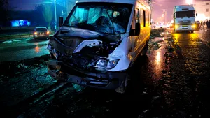 Patru minori şi trei adulţi, răniţi după ce un TIR a acroşat un microbuz pe Autostradă, în Sibiu