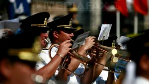 OBICEI DE 1 MAI într-un oraş din Harghita: Fanfara le dă deşteptarea localnicilor