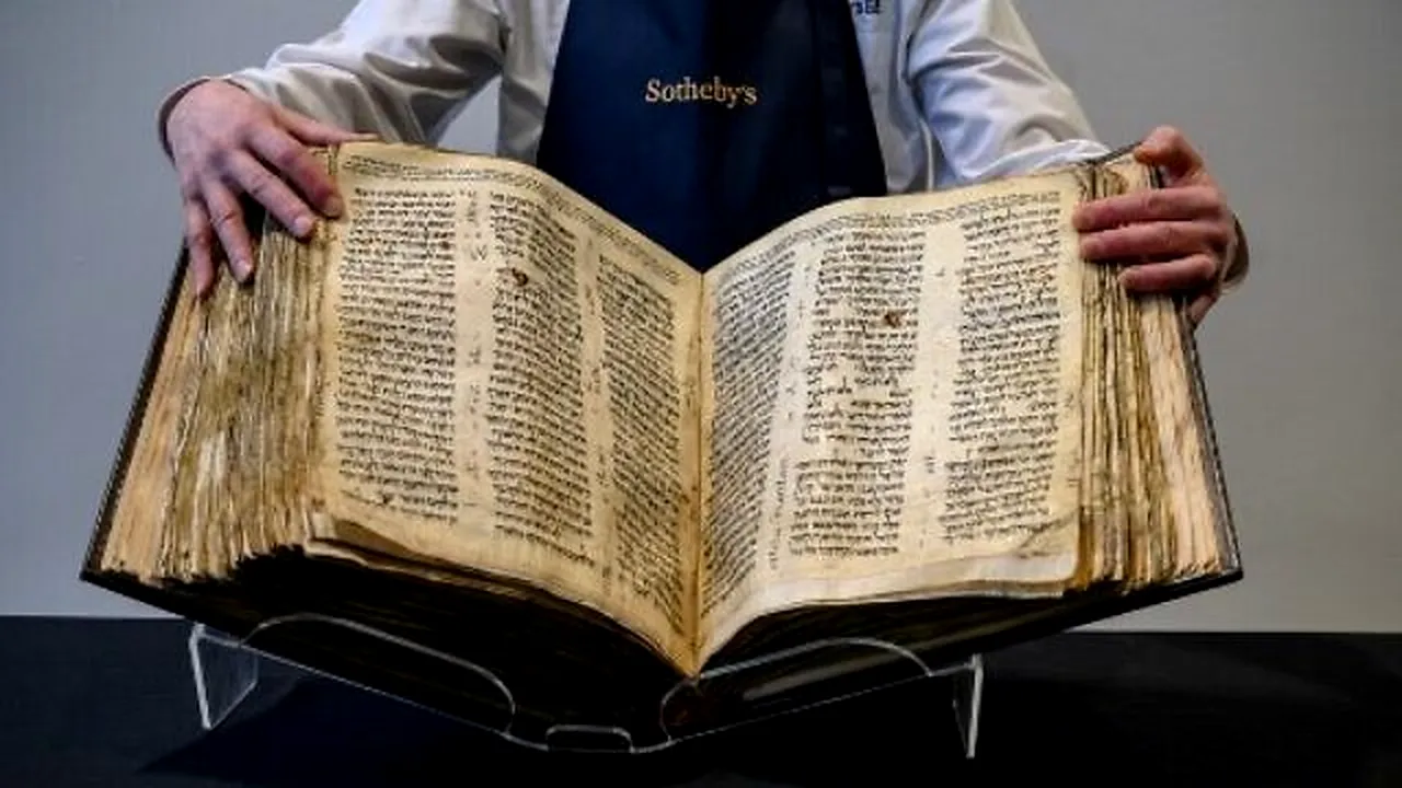 Cea mai veche Biblie ebraică din lume, aproape completă, va fi scoasă la licitaţie