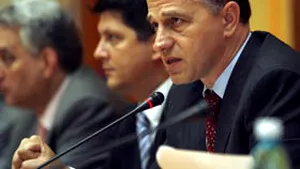 Geoană îndeamnă parlamentarii să voteze pentru moţiune