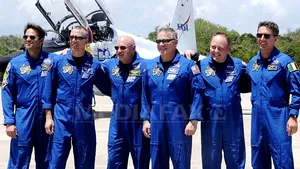 Astronauţii de pe Endeavour vor răspunde pe YouTube la întrebările transmise de fani