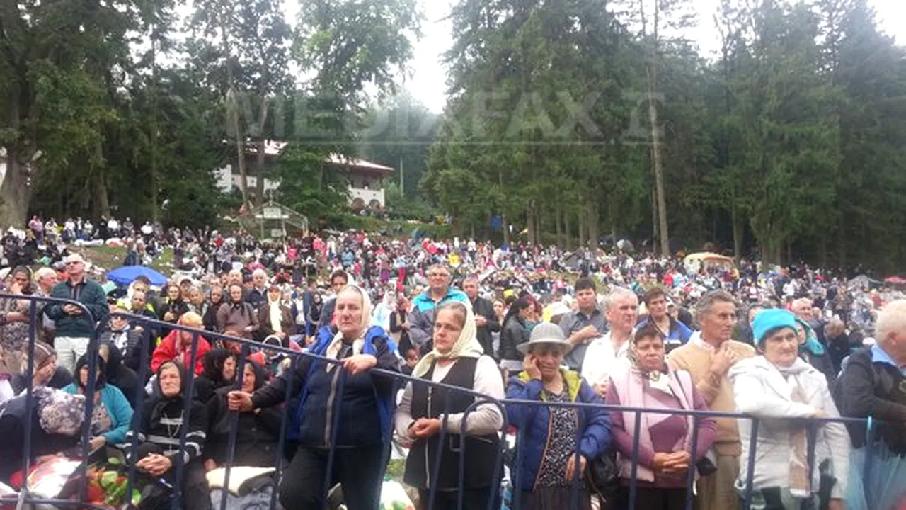 Cluj: Peste 40.000 de pelerini asistă la slujba de Liturghie de la Mănăstirea Nicula. Mitropolitul Clujului: Ascultarea de poruncile lui Hristos ne scoate din toate situaţiile dificile