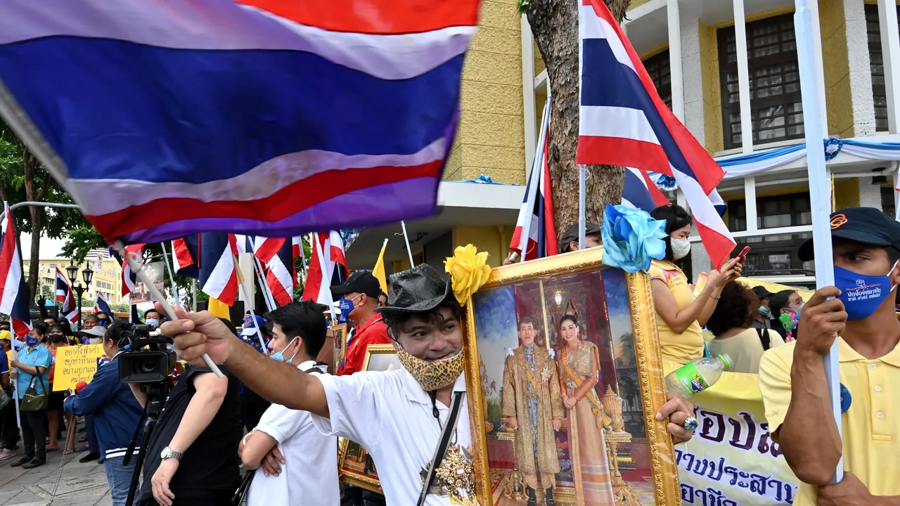 Proteste masive în Thailanda. Manifestanţii şi-au criticat pentru prima dată regele