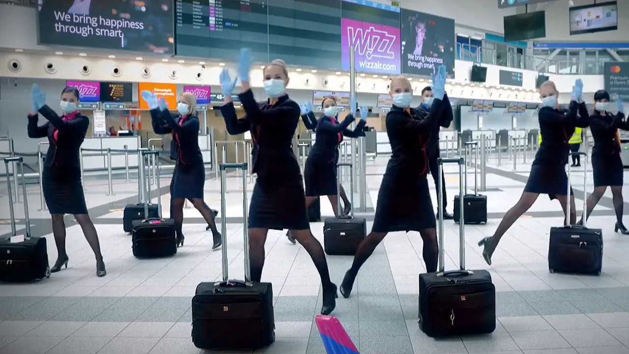 VIDEO. Stewardesele de la Wizz Air au realizat un videoclip în care dansează în aeroport. Ce mesaj au vrut să transmită 