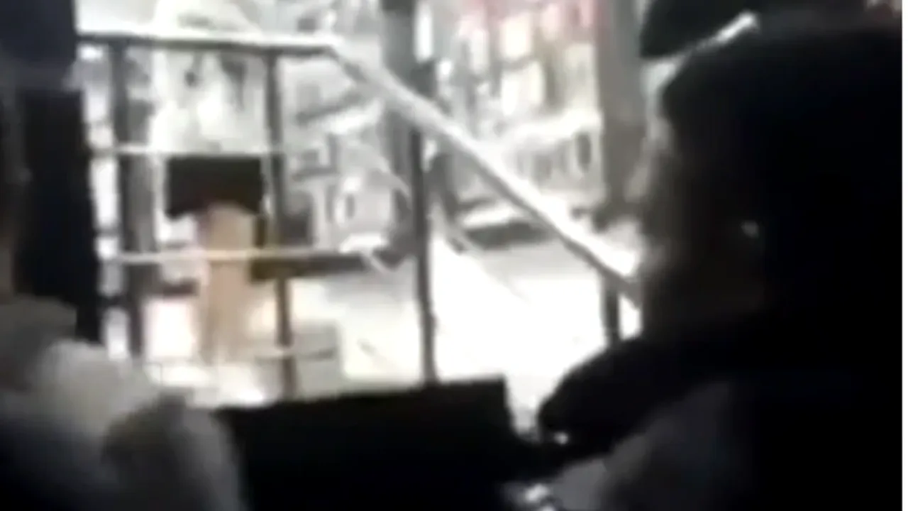 Momentul în care o femeie cu fustă scurtă este agresată de zeci de bărbaţi - VIDEO