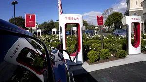 Concedierea echipei Tesla de încărcare a vehiculelor electrice ameninţă să încetinească programul lui Biden de electrificare a autostrăzilor