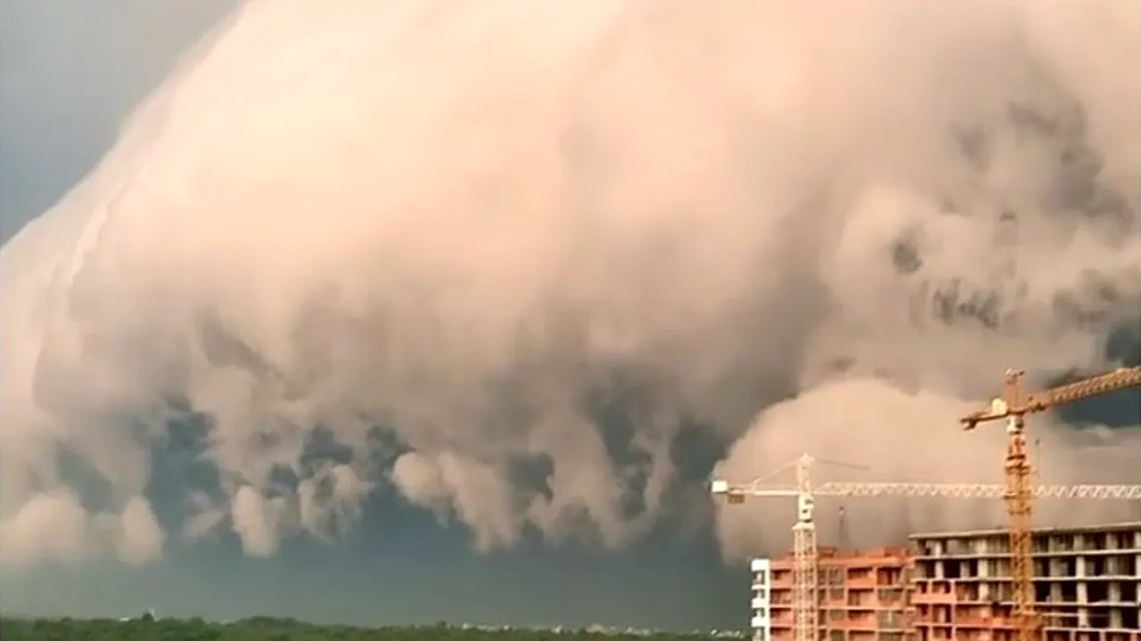 VIDEO Un nor uriaş a acoperit oraşul Lvov. Explicaţia meteorologilor