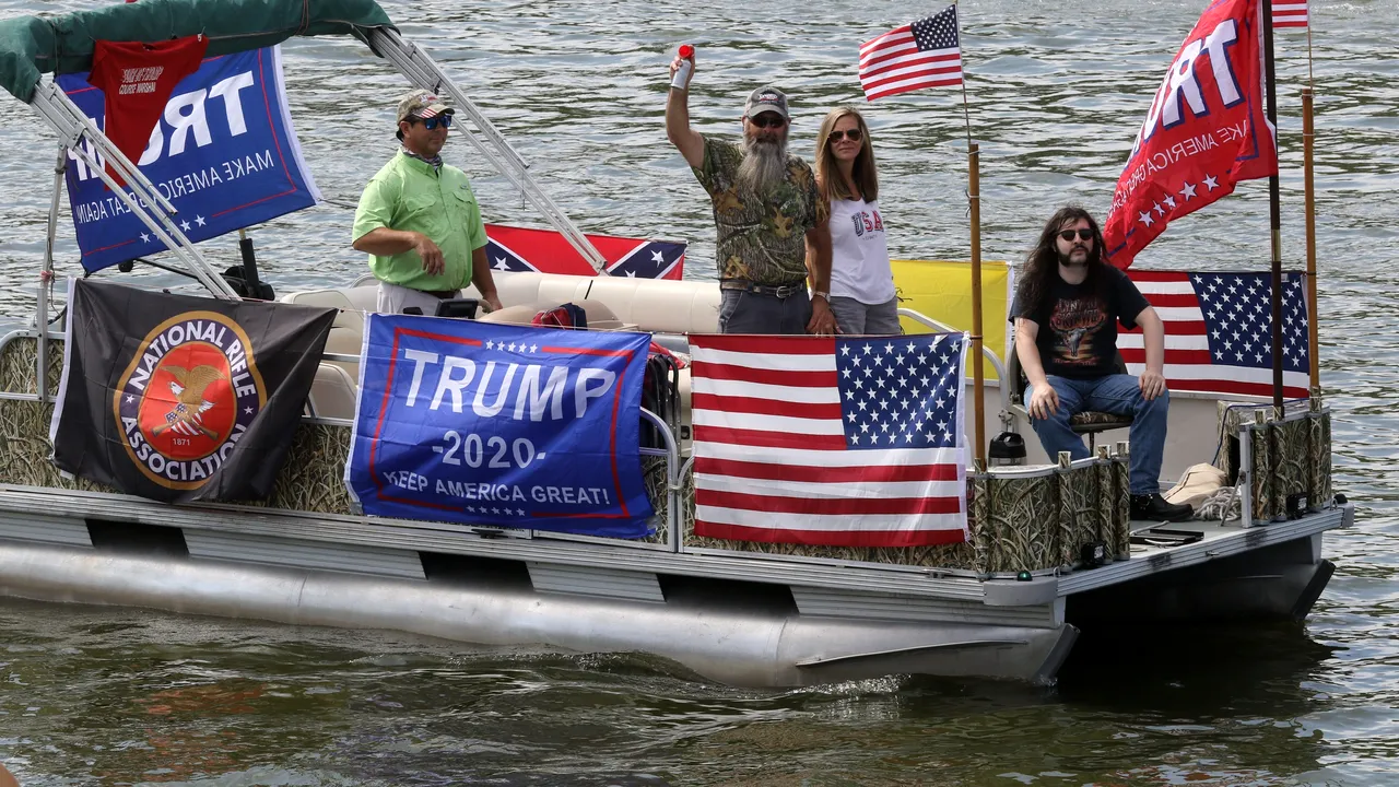 Parada nautică organizată de susţinătorii lui Trump pentru a doborî un record mondial s-a soldat cu scufundarea unei ambarcaţiuni