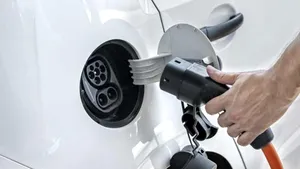 Criză. Un mare producător de baterii pentru maşini electrice face concedieri