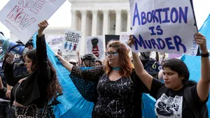 Proteste în oraşele americane după eliminarea dreptului constituţional la avort