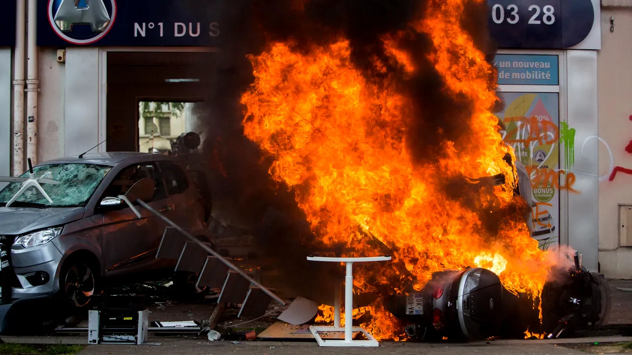 Proteste violente de 1 Mai la Paris | Peste 100 de persoane, reţinute de poliţia franceză. Vitrine sparte, maşini şi un restaurant, incendiate, mai mulţi răniţi. FOTO