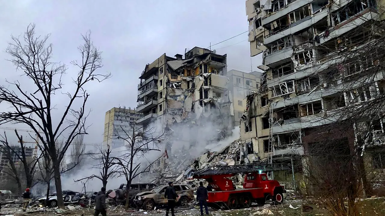 Bombardamente la Dnipro. O şcoală şi un bloc au fost avariate