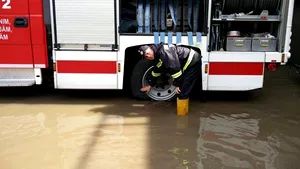 GALERIE FOTO Mai multe pivniţe şi curţi din Reşiţa, inundate în urma ploilor torenţiale 