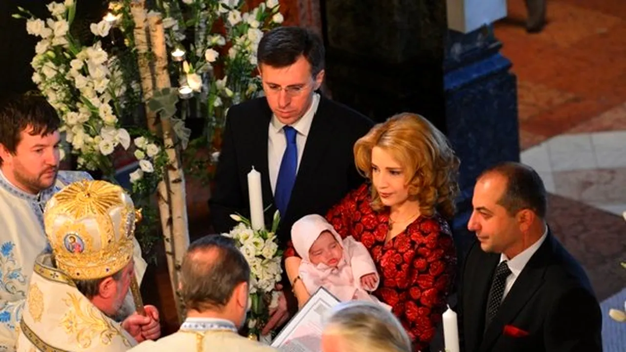 BOTEZ în familia Băsescu: Nepoata preşedintelui, Sofia Anais, a fost creştinată. Ce rochie a purtat Elena Udrea la biserică - GALERIE FOTO