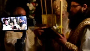 Opt episcopi ai Bisericii Ortodoxe Sârbe au fost arestaţi în timpul unei slujbe. Mii de oameni au participat la evenimentul religios 