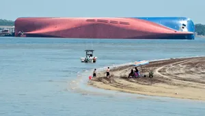 Nava cargo răsturnată în largul coastei SUA, la doar câteva ore după ce a fost încărcată: Toţi membrii echipajului au fost salvaţi | FOTO, VIDEO
