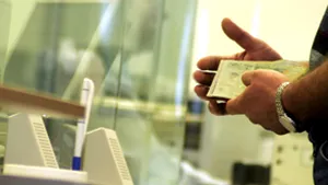 Peste 90% din românii care contractează credite nu ştiu ce înseamnă DAE