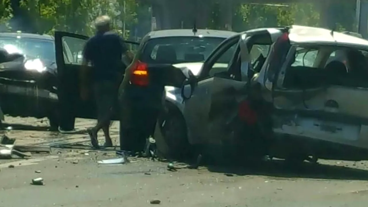 Alertă în Capitală. Un şofer urmărit de POLIŢIE a rănit două persoane şi a lovit cinci maşini în nordul Capitalei. Bărbatul n-a fost prins