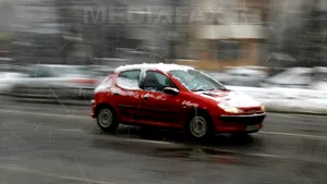 SUTE de români blocaţi în Ungaria din cauza vremii. MAE: Românii blocaţi în maşini au fost duşi în adăposturi