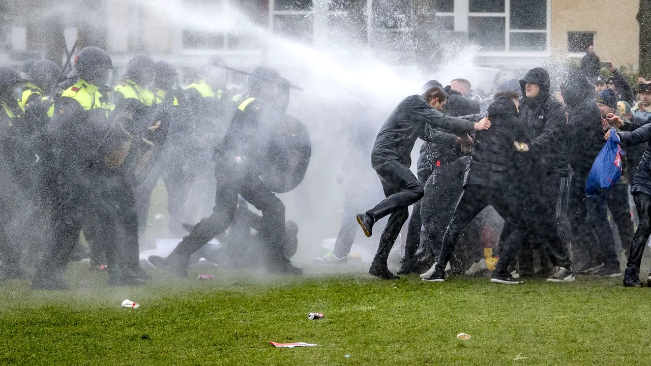 VIDEO Peste 240 de persoane au fost arestate în urma protestelor violente din Olanda