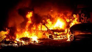 Noapte cu violenţe EXTREME în centrul Barcelonei. Separatiştii au incendiat maşini şi au aruncat cu ACID în poliţişti