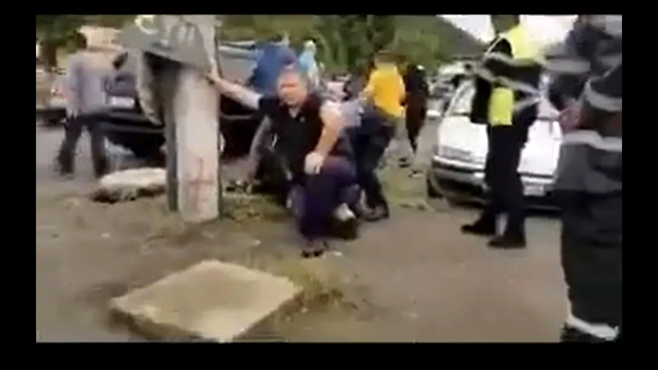 VIDEO Un poliţist din Reşiţa REPETĂ gestul care a dus la moartea lui George Floyd. A fost filmat în timp ce stătea cu genunchiul pe gâtul unui bărbat