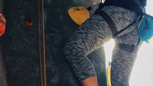 Eşti stresat mai mereu de colegi de îţi vine să urci pe pereţi? Acum este posibil - FOTO