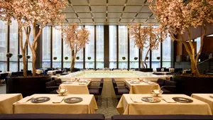 Bacşişul IMPRESIONANT primit de un chelner după ce clienţii au plătit o notă de plată de aproape 50.000 de dolari