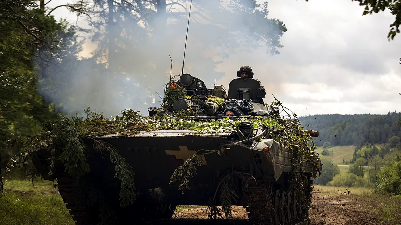 Războiul din Ucraina, ziua 254. Ucraina primeşte primul lot de vehicule blindate BMP-1/  Aproape 500.000 de gospodării din Kiev au rămas fără electricitate / Ruşii s-ar putea retrage de pe malul de vest al râului Nipru în Herson/ Execuţie ca-n Evul Mediu - o ucraineancă a fost spânzurată de separatişti pro-ruşi fiindcă a strigat „Skadovsk este Ucraina!”