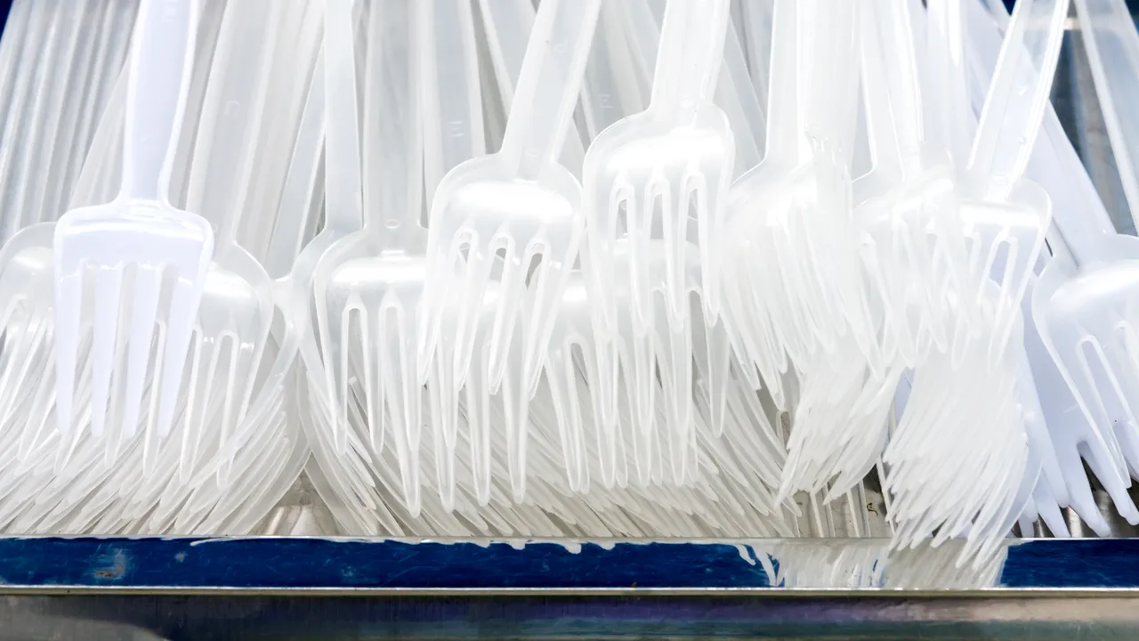 Tacâmurile de unică folosinţă, fabricate din plastic, vor fi interzise în Anglia