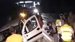 Un bărbat a intrat cu maşina într-un cap de pod (video)