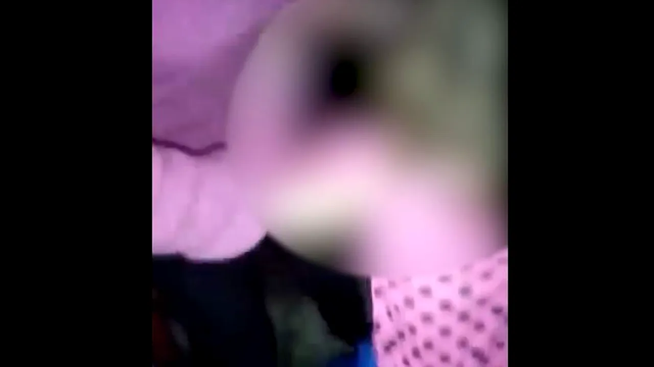 Scene şocante: Fetiţă de 7 ani, bătută şi lăsată să îngheţe de frig, de mama sa băută. Copila ţipă şi spune „nu vreau să rămân cu mama” 