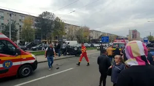 VIDEO| Trei persoane spulberate de o maşină, în staţia de tramvai, în Craiova