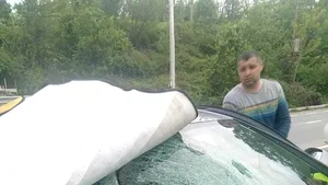 Femeie rănită pe Defileul Jiului, după ce o bucată de stâncă s-a desprins şi a căzut peste maşina în care se afla | FOTO