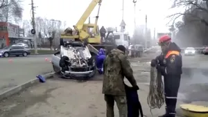 VIDEO | Accident teribil în Rusia: Doi bărbaţi s-au prăbuşit cu maşina într-o groapă plină cu apă clocotită