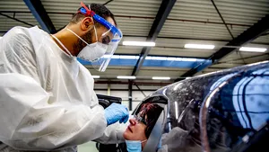 Studiu. Care sunt cele mai frecvente simptome la persoanele infectate cu noua variantă de coronavirus din Marea Britanie