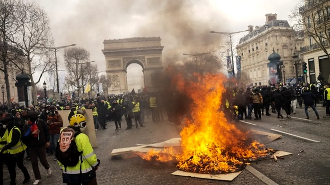 Noi proteste violente în Franţa: Zeci de răniţi în urma confruntărilor din centrul Parisului. Forţele de ordine au folosit tunuri cu apă/ Peste 150 de persoane, reţinute | VIDEO
