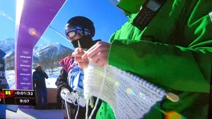 JO de la PyeonChang: MOTIVUL pentru care un antrenor împleteşte pe pista olimpică | FOTO, VIDEO 