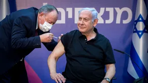 COMENTARIU Bogdan Nicolae | Cu o mână pe seringă şi cu cealaltă pe armă, Netanyahu nu pierde Iranul din ochi